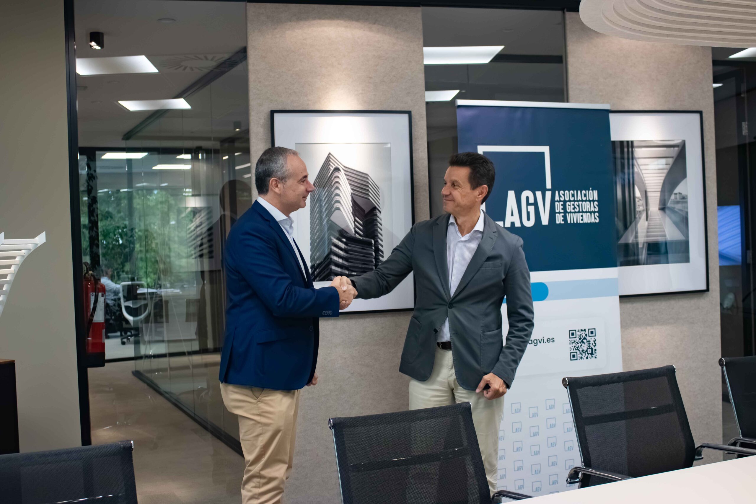 La Asociación de Gestoras de Viviendas y VEKA suscriben un convenio de colaboración